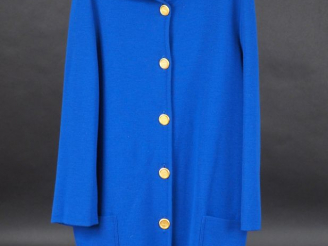 Vente aux enchères YVES SAINT LAURENT, Variation Manteau bleu roi à col, en laine. Fermet