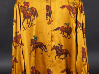 Vente aux enchères ESCADA by Margaretha Ley.  Chemise à col rond, en soie, à décor de joc
