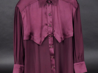 Vente aux enchères ESCADA by Margaretha Ley.  Chemise en soie de couleur prune.  Fermetur