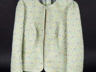 Vente aux enchères RED VALENTINO  Veste courte verte, à décor de fleurs gaufrées. Fermetu
