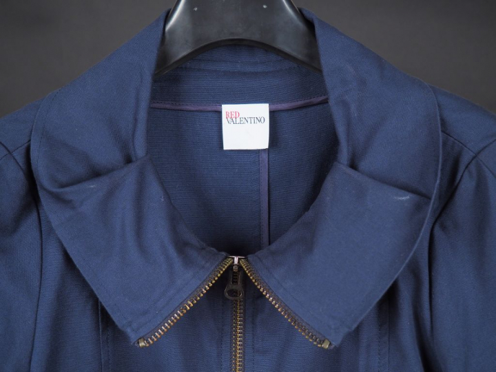 RED VALENTINO Veste bleue à col, en coton et élasthane. Deux fausses p