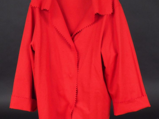 Vente aux enchères VALENTINO Fine veste à col rouge en laine (80%) et cachemire (20%).  T