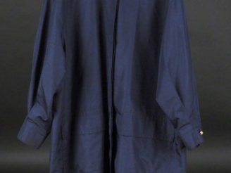 Vente aux enchères GIVENCHY Blouse bleue, à col rond, en polyester. Fermeture par cinq bo