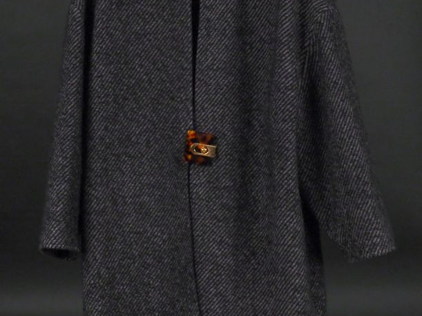 LANVIN, hiver 2011 Manteau gris à col rond, en laine et polyamide. Fer