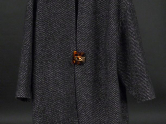 Vente aux enchères LANVIN, hiver 2011 Manteau gris à col rond, en laine et polyamide. Fer