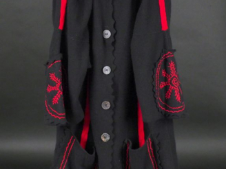Vente aux enchères CHRISTIAN DIOR Manteau noir, à décor de flocons rouges aux manches et 