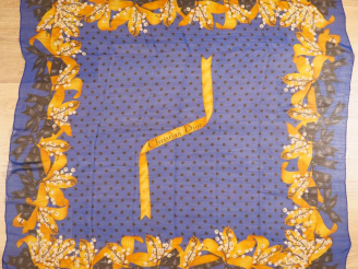 Vente aux enchères CHRISTIAN DIOR Foulard bleu à décor de fleurs jaunes.