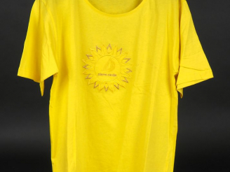 Vente aux enchères PIERRE CARDIN, Création  T-shirt jaune en coton, à décor de voilier da