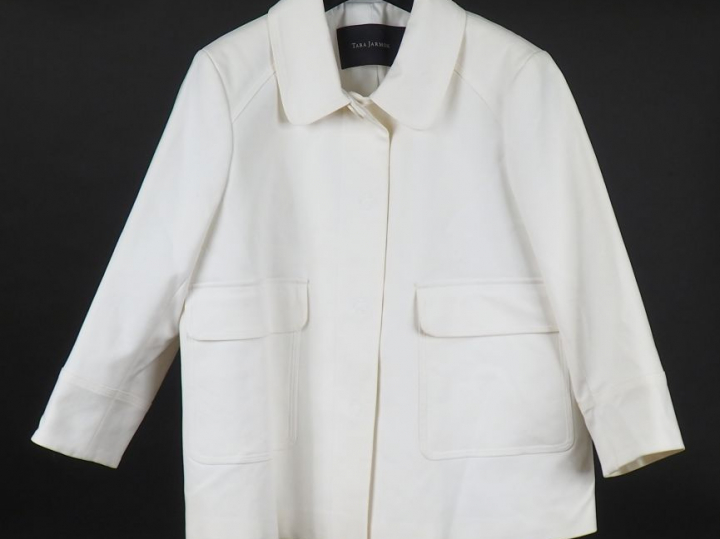 TARA JARMON Veste blanche à col en coton et élasthane. Fermeture par q