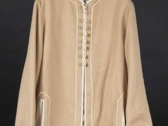 Vente aux enchères EMANUEL UNGARO Veste crème à col rond, à décor d'un galon blanc, en an