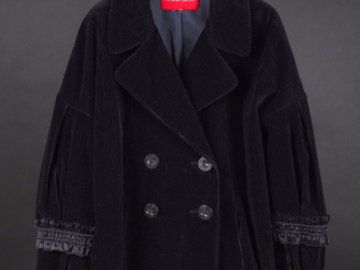 Vente aux enchères CHRISTIAN LACROIX Veste noire à col, en velours côtelé. Deux rangs de 