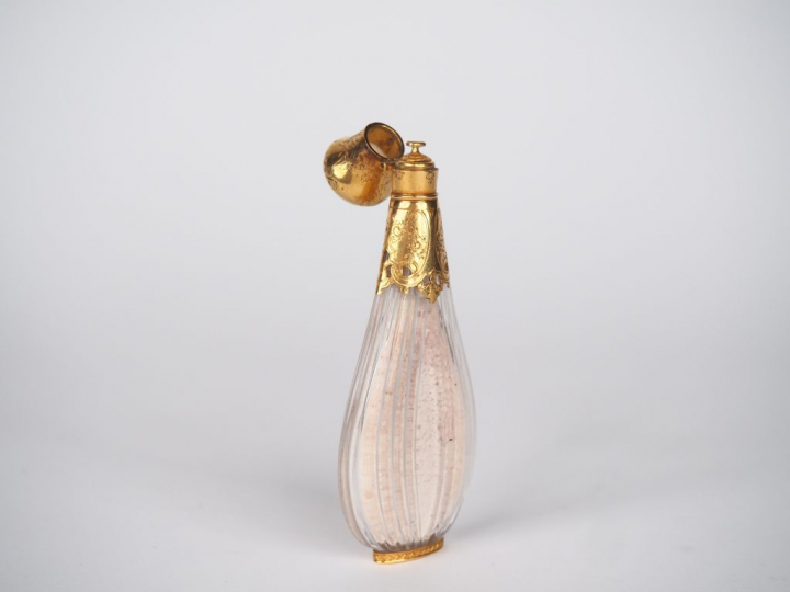 Flacon à sels Napoléon III en cristal,  or ou pomponne.