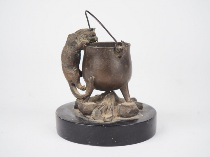 Sujet en bronze de Vienne "le chat à la marmite".