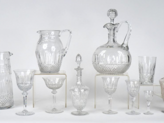 Vente aux enchères SAINT-LOUIS  Service de verres en cristal comprenant :  3 flacons (sig