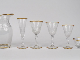 Vente aux enchères SAINT-LOUIS.  Service de verres en cristal comprenant : 13 flûtes 15 v