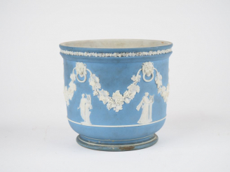 Vente aux enchères Cache pot en Wedgwood à décor de muses et de guirlandes de pampres. H.