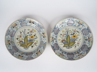 Vente aux enchères Paire de plats XIXème en faience polychrome de Delft. Diam. 36 cm