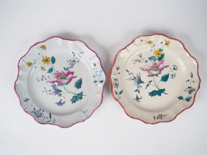 Paire de plats en faience de l'Est à décor de fleurs.
