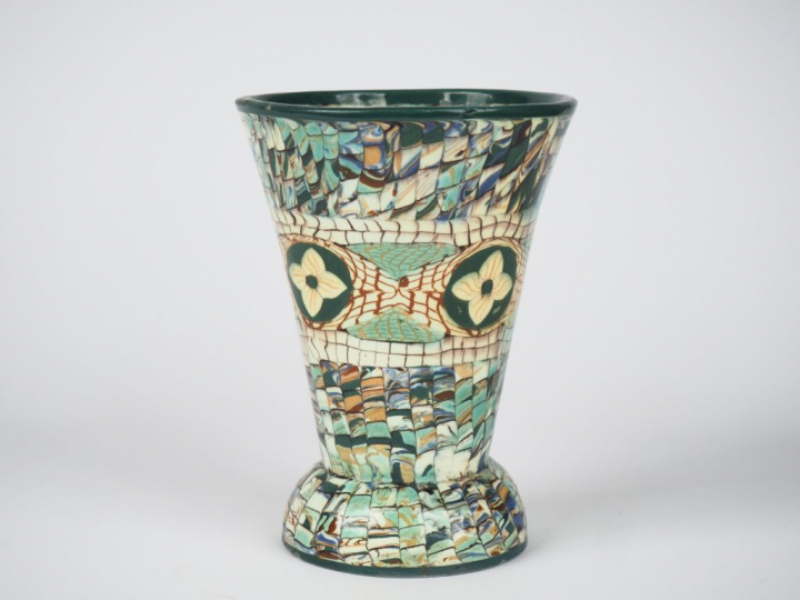 GERBINO.  Vase cornet en céramique polychrome de Vallauris. H. 15,5 cm