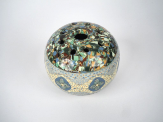 Vente aux enchères GERBINO. Pique fleur en céramique polychrome de Vallauris. Signé H. 11