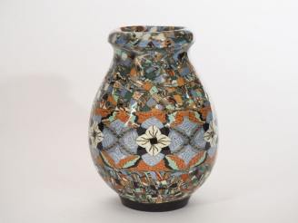 Vente aux enchères GERBINO. Vase ovoide en céramique polychrome de Vallauris. Signé H. 16