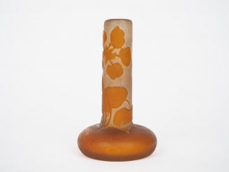 Vente aux enchères GALLE.  Soliflore en verre à décor gravé en camée à l'acide de capucin