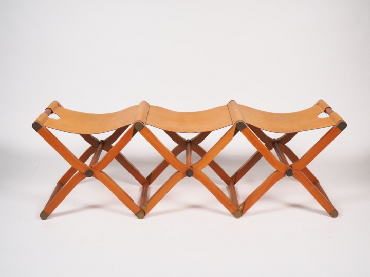 HERMES.  Tabouret double "pipa" en cuir et bois Signé. Etat d'usage.
