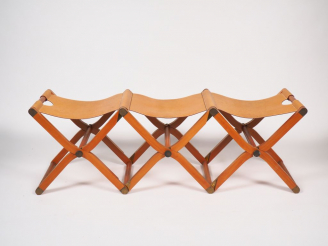 Vente aux enchères HERMES.  Tabouret double "pipa" en cuir et bois Signé. Etat d'usage.