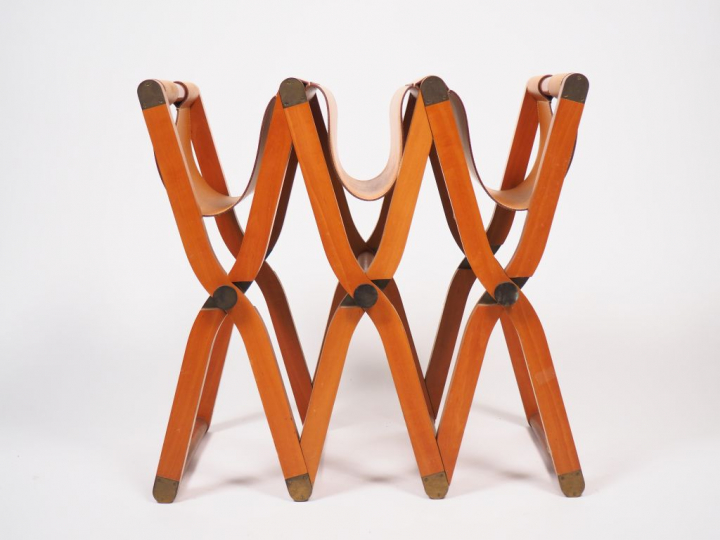 HERMES.  Tabouret double "pipa" en cuir et bois Signé. Etat d'usage.