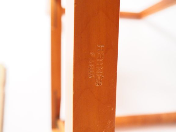 HERMES.  Tabouret double "pipa" en cuir et bois Signé. Etat d'usage.