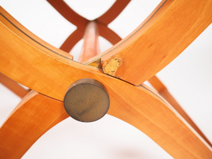 HERMES.  Tabouret double "pipa" en cuir et bois Signé. Etat d'usage.