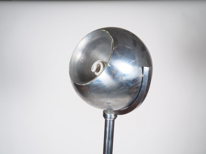 DAMON. (d'après)  Lampadaire de parquet en métal chromé, réflecteur sp