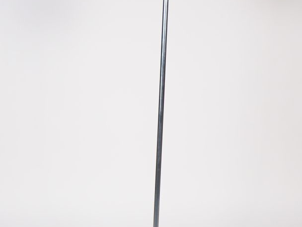 DAMON. (d'après)  Lampadaire de parquet en métal chromé, réflecteur sp