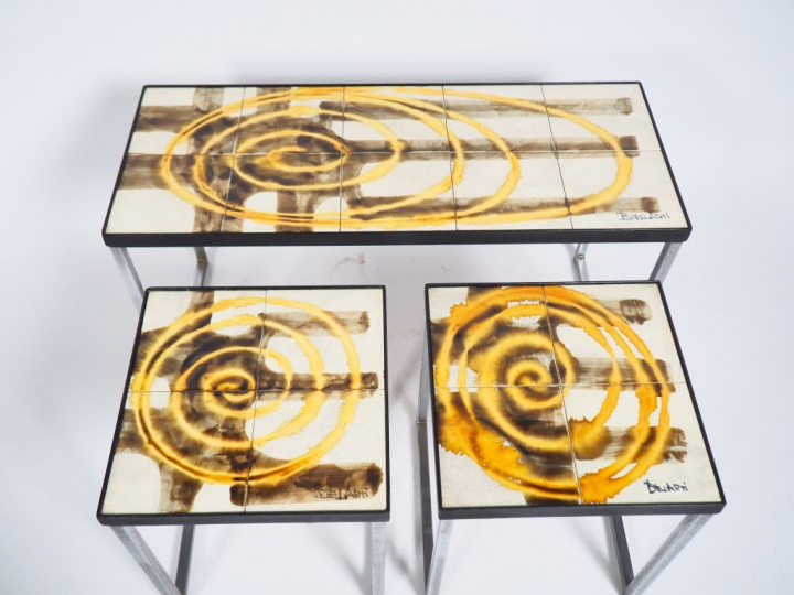BELARTI. Trois tables gigognes en métal et céramique. Signées