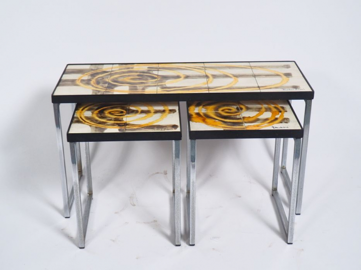 BELARTI. Trois tables gigognes en métal et céramique. Signées