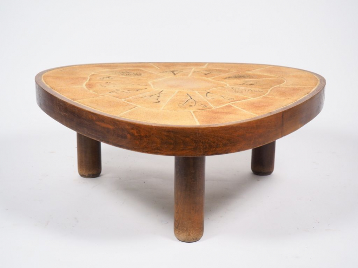 Table basse en bois et céramique signée Barrois, piétement tripode