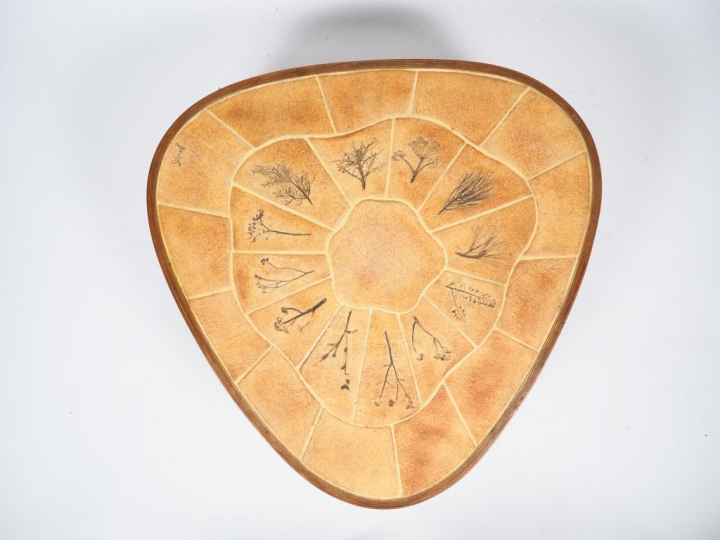 Table basse en bois et céramique signée Barrois, piétement tripode