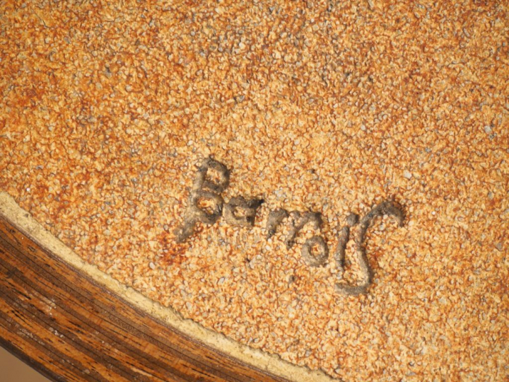 Table basse en bois et céramique signée Barrois, piétement tripode