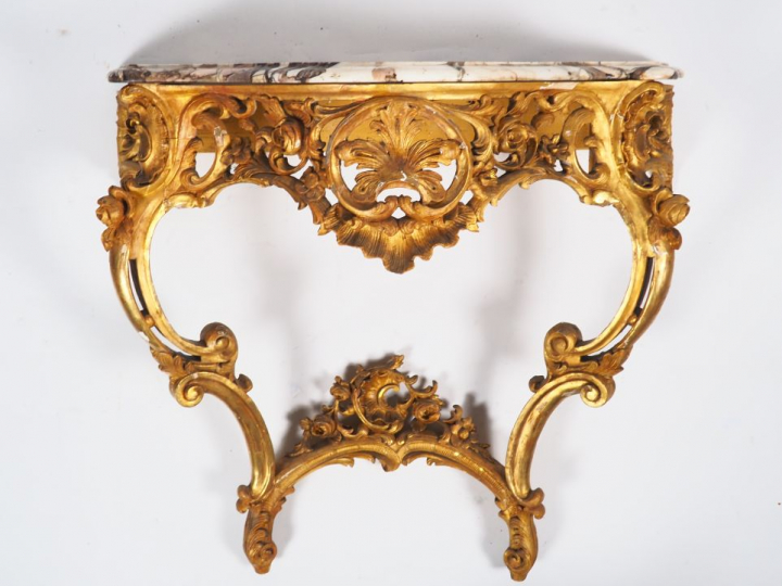 Console de style Louis XV en bois sculpté, doré et ajouré à décor de p