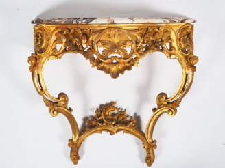 Vente aux enchères Console de style Louis XV en bois sculpté, doré et ajouré à décor de p