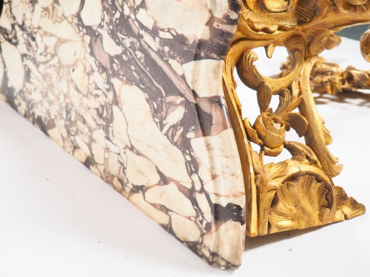 Console de style Louis XV en bois sculpté, doré et ajouré à décor de p