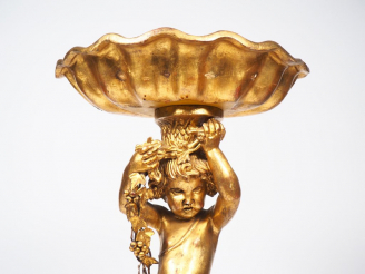 Vente aux enchères Jardinière de style Louis XVI en bois doré en forme d'amour vendangeur