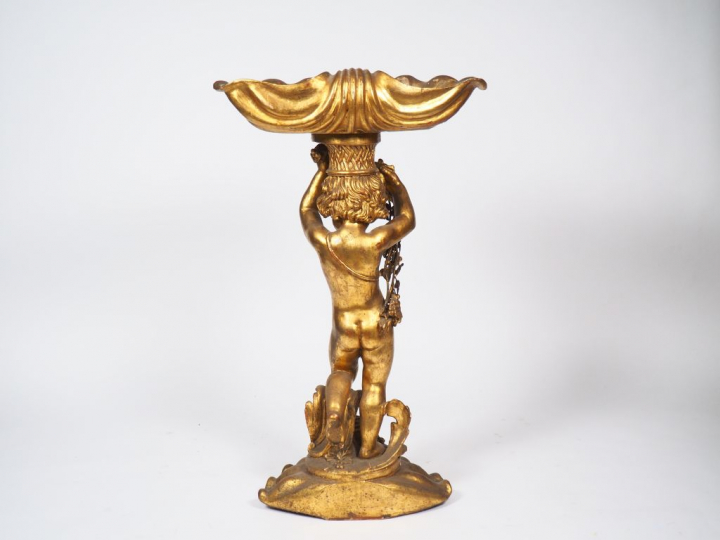 Jardinière de style Louis XVI en bois doré en forme d'amour vendangeur