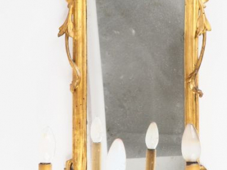 Vente aux enchères Miroir de style Rocaille en bois doré éclairant à trois lumières. Dim.