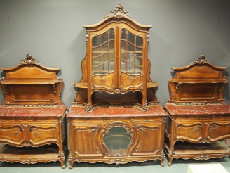 Vente aux enchères Mobilier de salle à manger de style Rocaille en noyer mouluré et forte