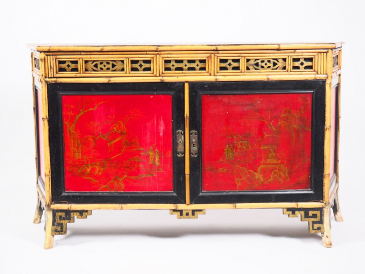 Buffet bas de style anglo chinois, en laque et bambou, ouvrant à deux 