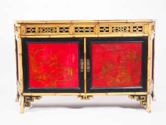 Vente aux enchères Buffet bas de style anglo chinois, en laque et bambou, ouvrant à deux 