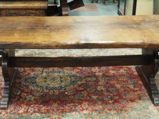 Vente aux enchères Table monastère en chêne de style Haute-Epoque.  Dim. 77 x 85 x 225 cm