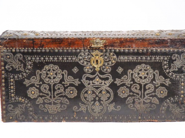 Coffre Louis XIV en cuir à décor clouté sur une lame de bois figurant 