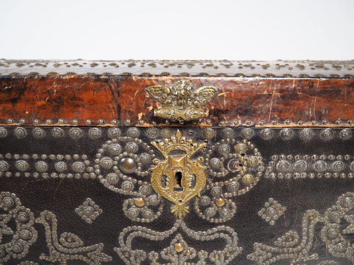 Coffre Louis XIV en cuir à décor clouté sur une lame de bois figurant 